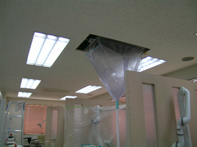歯科クリニックで天井埋め込み型エアコンクリーニング
