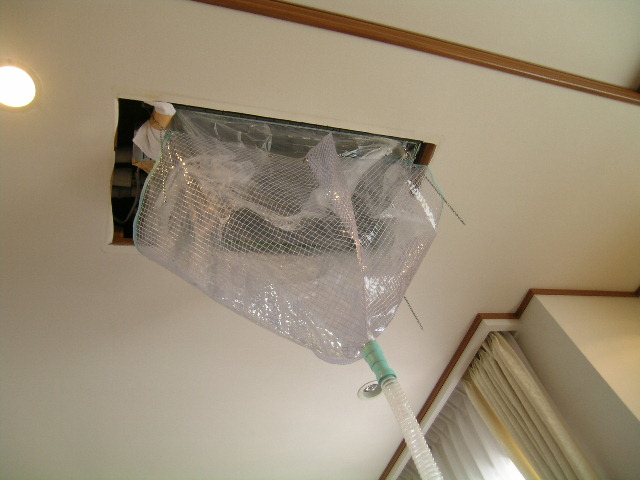 天井埋め込み型エアコンの養生と洗浄カバー